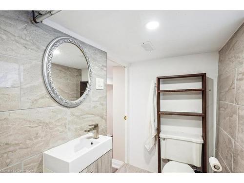 10 Huntley Street, Hamilton, ON - Indoor Photo Showing Bathroom