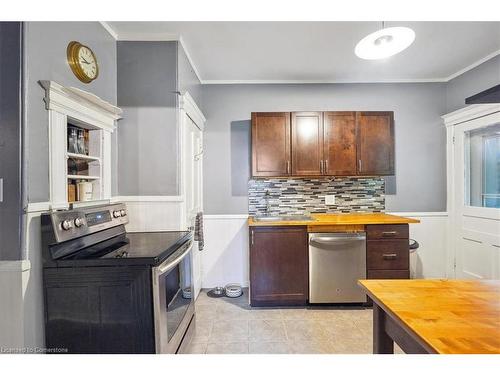 10 Huntley Street, Hamilton, ON - Indoor Photo Showing Kitchen