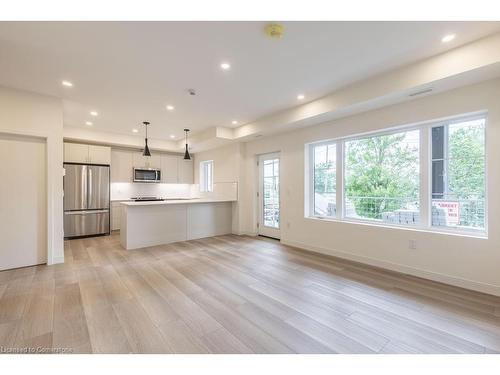 209-123 Lincoln Street, Welland, ON - Indoor Photo Showing Kitchen