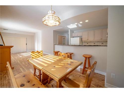 102-5188 Lakeshore Road, Burlington, ON - Indoor Photo Showing Dining Room