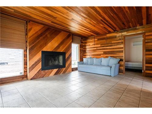 4197 Niagara River Parkway, Fort Erie, ON - Indoor Photo Showing Living Room With Fireplace