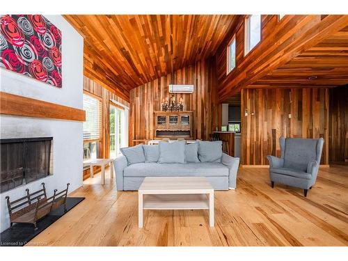 4197 Niagara River Parkway, Fort Erie, ON - Indoor Photo Showing Living Room With Fireplace