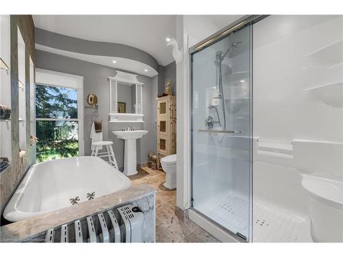 420 Ridge Road, Hamilton, ON - Indoor Photo Showing Bathroom