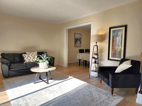 103-1115 Paramount Drive, Stoney Creek, ON - Indoor Photo Showing Living Room