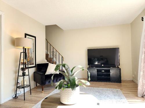 103-1115 Paramount Drive, Stoney Creek, ON - Indoor Photo Showing Living Room