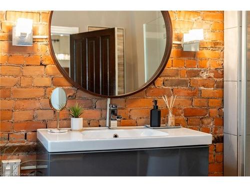 198 Duke Street, Hamilton, ON - Indoor Photo Showing Bathroom