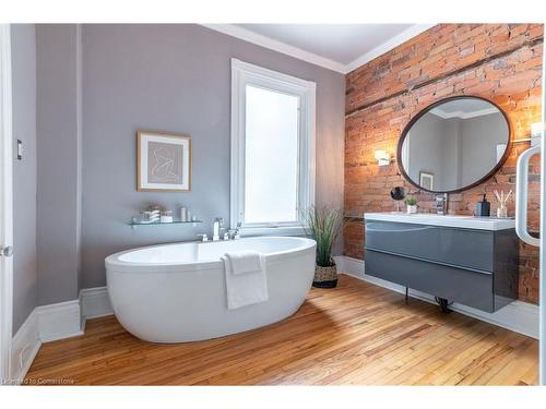 198 Duke Street, Hamilton, ON - Indoor Photo Showing Bathroom