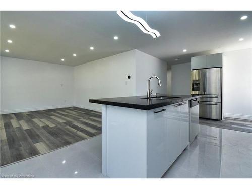 264 St Andrews Drive, Hamilton, ON - Indoor Photo Showing Kitchen With Upgraded Kitchen