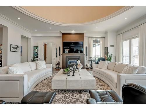 Ph1-445 Elizabeth Street, Burlington, ON - Indoor Photo Showing Living Room