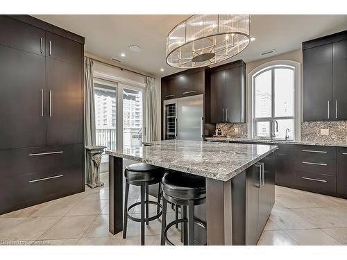 Ph1-445 Elizabeth Street, Burlington, ON - Indoor Photo Showing Kitchen With Upgraded Kitchen