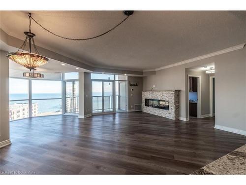 903-1477 Lakeshore Road, Burlington, ON - Indoor Photo Showing Living Room With Fireplace