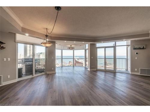 903-1477 Lakeshore Road, Burlington, ON - Indoor Photo Showing Living Room