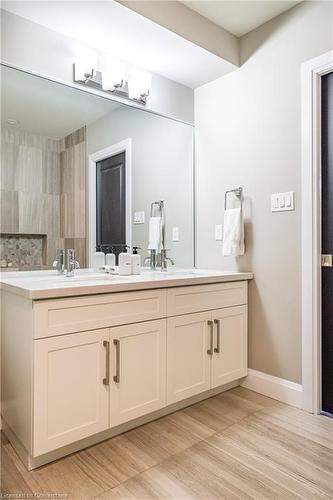 255 Park Street S, Hamilton, ON - Indoor Photo Showing Bathroom