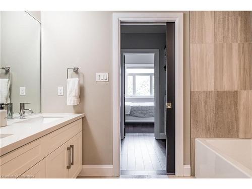 255 Park Street S, Hamilton, ON - Indoor Photo Showing Bathroom