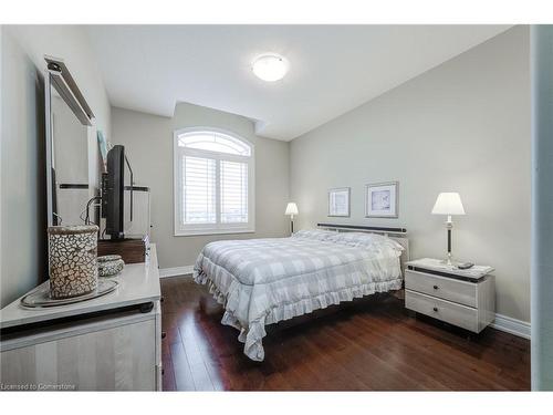 4072 Highland Park Drive, Beamsville, ON - Indoor Photo Showing Bedroom