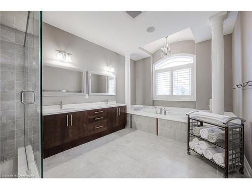 4072 Highland Park Drive, Beamsville, ON - Indoor Photo Showing Bathroom