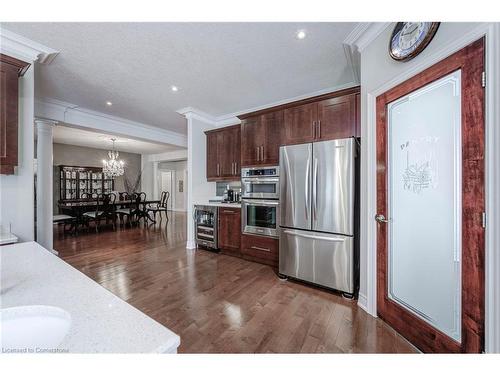 4072 Highland Park Drive, Beamsville, ON - Indoor Photo Showing Kitchen