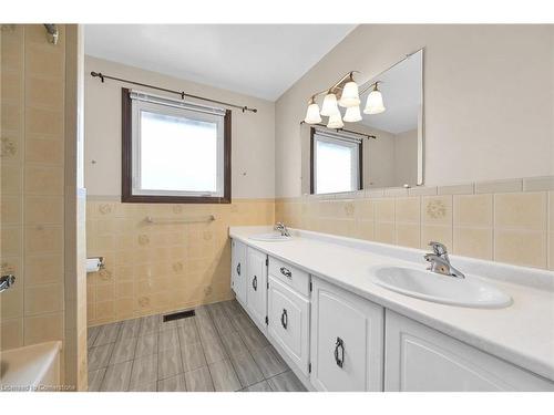 81 Summerlea Drive, Hamilton, ON - Indoor Photo Showing Bathroom