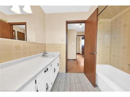 81 Summerlea Drive, Hamilton, ON - Indoor Photo Showing Bathroom