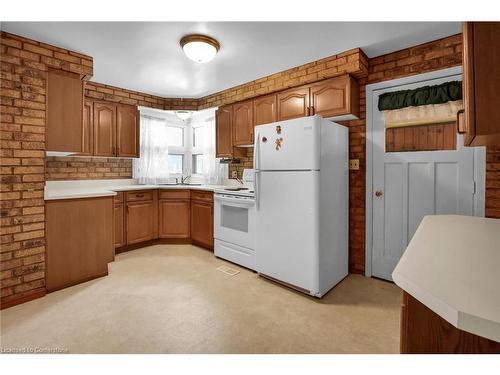 532 Ridge Road E, Grimsby, ON - Indoor Photo Showing Kitchen With Double Sink