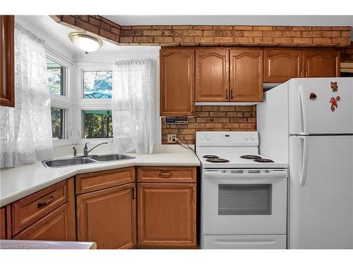 532 Ridge Road E, Grimsby, ON - Indoor Photo Showing Kitchen With Double Sink