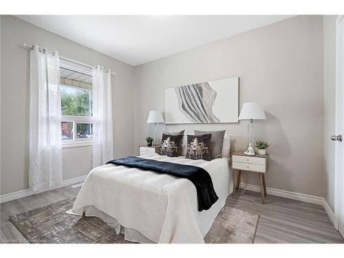 100 Park Row Street N, Hamilton, ON - Indoor Photo Showing Bedroom