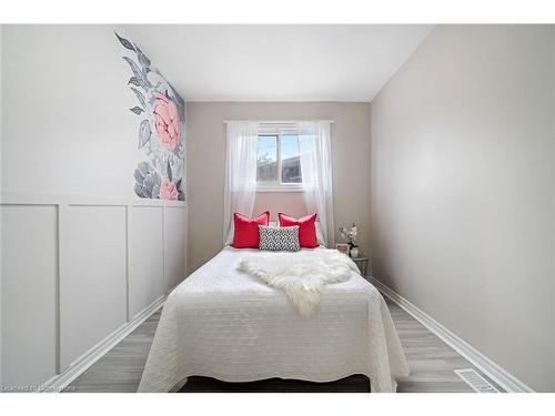 100 Park Row Street N, Hamilton, ON - Indoor Photo Showing Bedroom