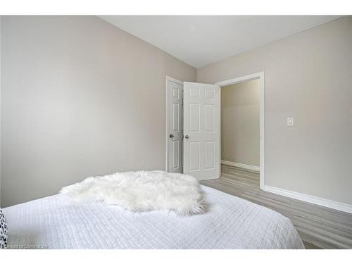 100 Park Row Street N, Hamilton, ON - Indoor Photo Showing Bedroom