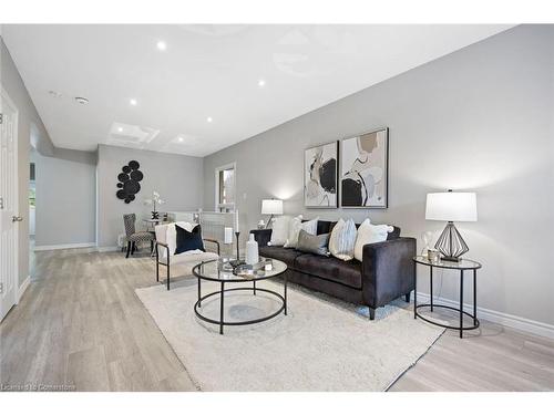 100 Park Row Street N, Hamilton, ON - Indoor Photo Showing Living Room