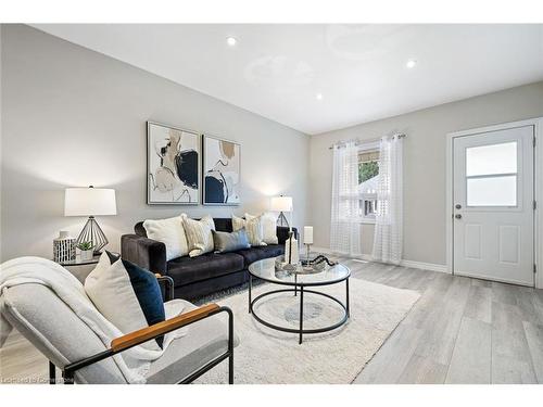 100 Park Row Street N, Hamilton, ON - Indoor Photo Showing Living Room