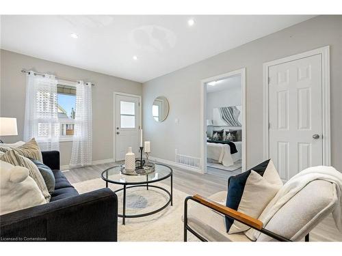 100 Park Row Street N, Hamilton, ON - Indoor Photo Showing Living Room