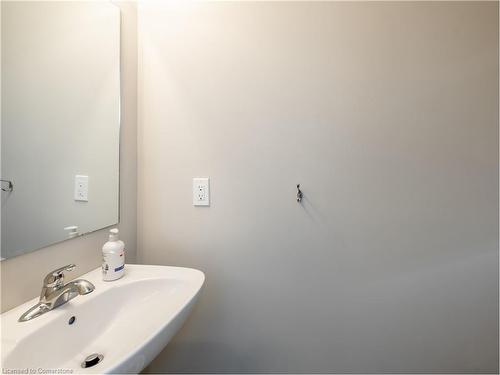 19 Genoa Drive, Hamilton, ON - Indoor Photo Showing Bathroom