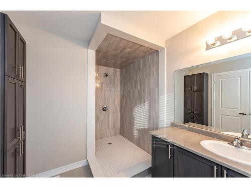 19 Genoa Drive, Hamilton, ON - Indoor Photo Showing Bathroom