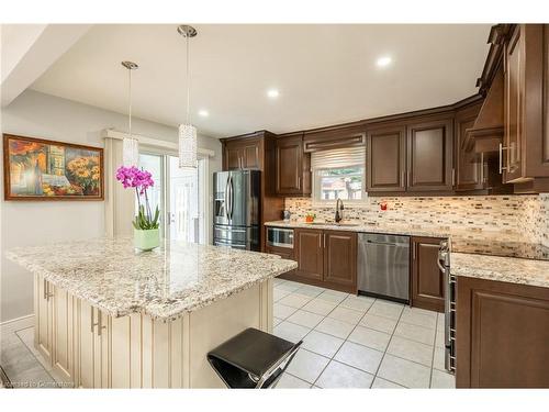 334 Greencedar Drive, Hamilton, ON - Indoor Photo Showing Kitchen With Upgraded Kitchen