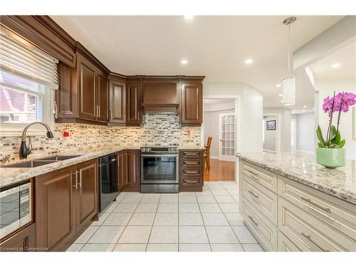 334 Greencedar Drive, Hamilton, ON - Indoor Photo Showing Kitchen With Double Sink With Upgraded Kitchen