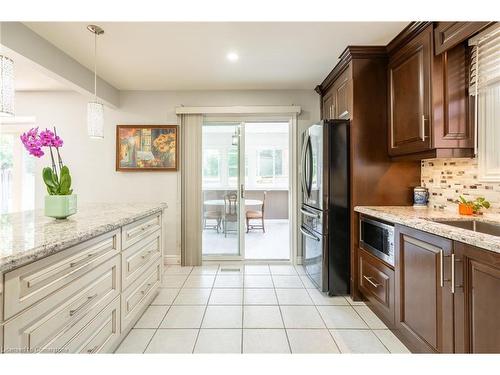 334 Greencedar Drive, Hamilton, ON - Indoor Photo Showing Kitchen With Upgraded Kitchen