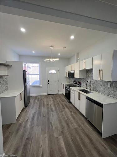 44 Madison Avenue, Hamilton, ON - Indoor Photo Showing Kitchen