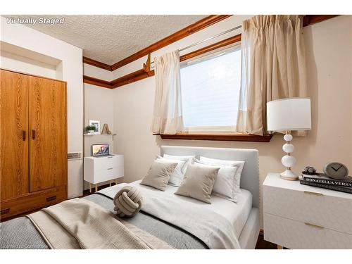 70 Ward Avenue, Hamilton, ON - Indoor Photo Showing Bedroom