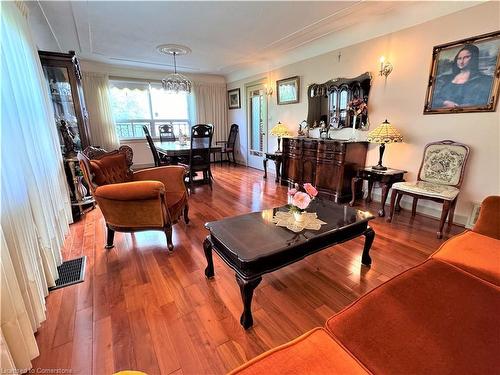 826 Mohawk Road E, Hamilton, ON - Indoor Photo Showing Living Room