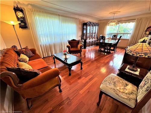 826 Mohawk Road E, Hamilton, ON - Indoor Photo Showing Living Room