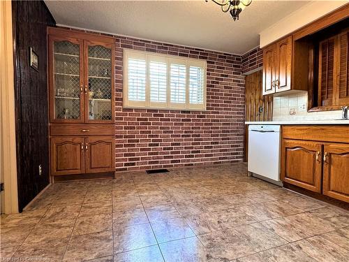 826 Mohawk Road E, Hamilton, ON - Indoor Photo Showing Kitchen