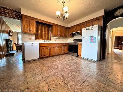 826 Mohawk Road E, Hamilton, ON - Indoor Photo Showing Kitchen