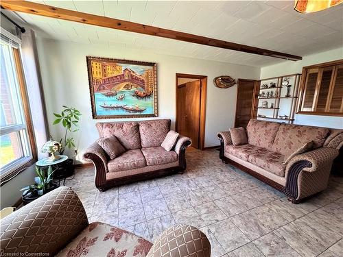 826 Mohawk Road E, Hamilton, ON - Indoor Photo Showing Living Room