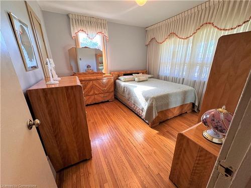 826 Mohawk Road E, Hamilton, ON - Indoor Photo Showing Bedroom