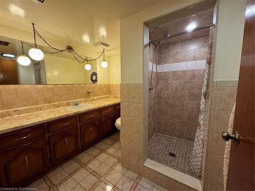 826 Mohawk Road E, Hamilton, ON - Indoor Photo Showing Bathroom