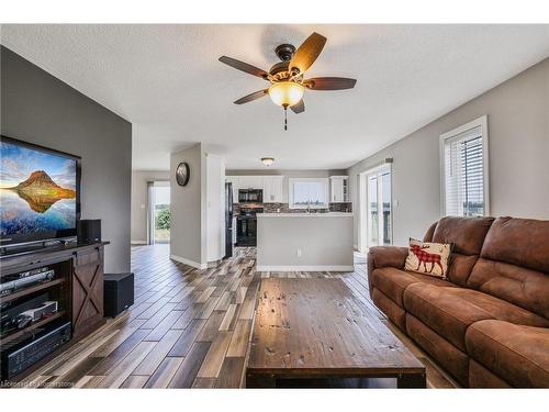 426 Baptist Church Road, Caledonia, ON - Indoor Photo Showing Living Room