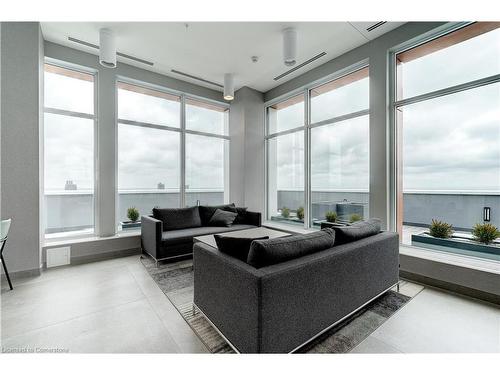 204-500 Brock Avenue, Burlington, ON - Indoor Photo Showing Living Room