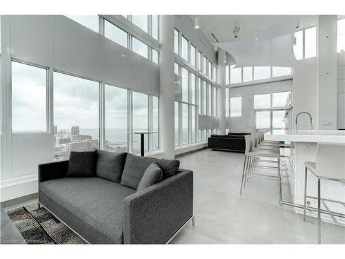 204-500 Brock Avenue, Burlington, ON - Indoor Photo Showing Living Room