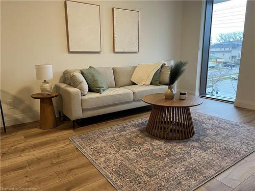 204-500 Brock Avenue, Burlington, ON - Indoor Photo Showing Living Room