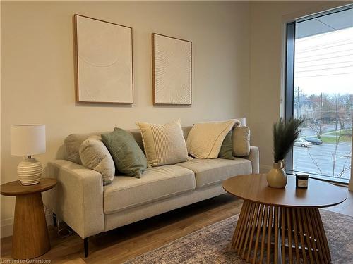 204-500 Brock Avenue, Burlington, ON - Indoor Photo Showing Living Room